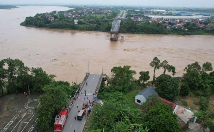 Hiện trường cầu sau khi bị sập hai nhịp. Ảnh: Minh Bằng