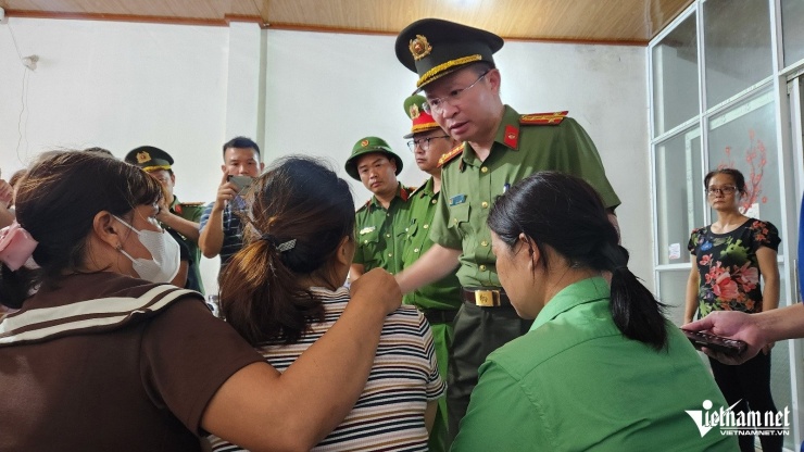 Đại tá Nguyễn Minh Tuấn, Giám đốc Công an tỉnh Phú Thọ thăm hỏi gia đình có người mất tích trong vụ sập cầu Phong Châu. Ảnh: Đoàn Bổng