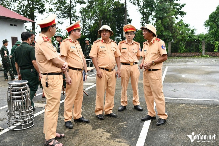 Thiếu tướng Nguyễn Văn Mừng - Phó Cục trưởng Cục CSGT chỉ đạo lực lượng tại hiện trường. Ảnh: Đình Hiếu