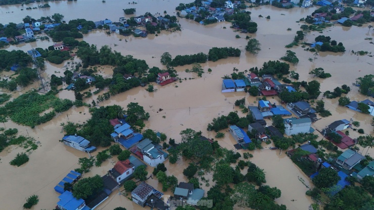 Nhiều khu dân cư ven sông Cầu (Thành phố Thái Nguyên, tỉnh Thái Nguyên) bị ngập nặng. Ảnh: Hoàng Mạnh Thắng.