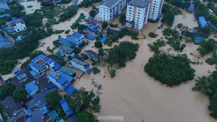 Nhiều người già, trẻ em mắc kẹt trong lũ lụt ở Thái Nguyên được đưa ra ngoài - 3