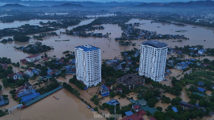 Nhiều người già, trẻ em mắc kẹt trong lũ lụt ở Thái Nguyên được đưa ra ngoài - 4