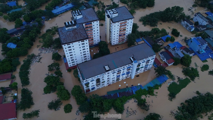 Nước sông Cầu dâng cao gây ngập nặng nhiều khu vực dân cư. Ảnh: Hoàng Mạnh Thắng.