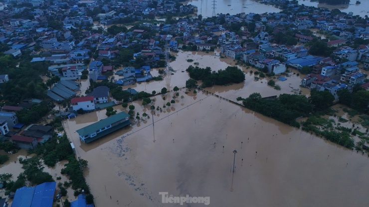 Nhiều người già, trẻ em mắc kẹt trong lũ lụt ở Thái Nguyên được đưa ra ngoài - 7