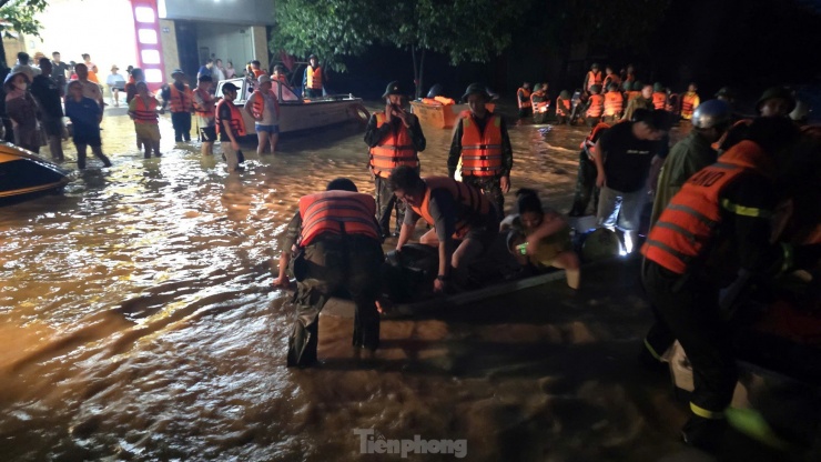 Lực lượng chức năng thành phố Thái Nguyên, Quân khu 1 tham gia cứu trợ, hỗ trợ các trường hợp còn mắc kẹt trong các khu dân cư. Ảnh: Hoàng Mạnh Thắng.