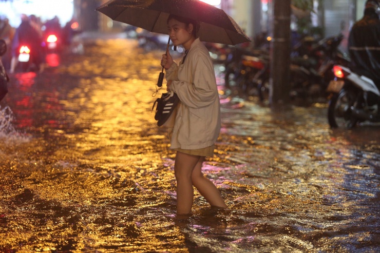 Mưa trắng trời sau bão số 3, đường phố Thủ đô nhanh chóng 'thành sông', xe máy đồng loạt chết máy - 37