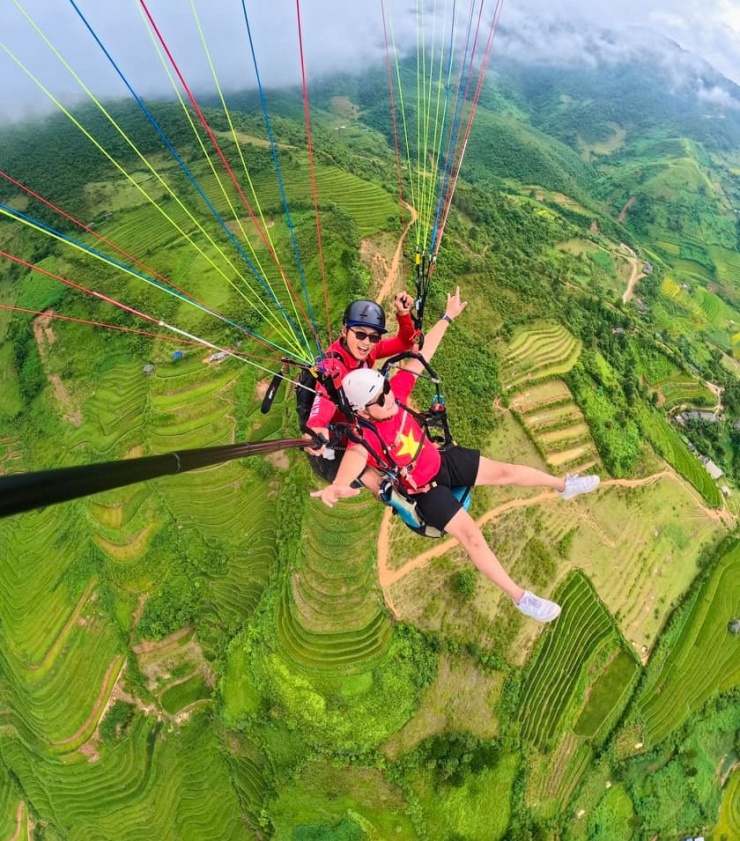 Bay dù lượn giữa không trung, chiêm ngưỡng vẻ đẹp Mù Cang Chải