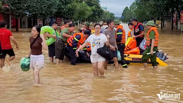 Chiều 9/9, lực lượng chức năng tỉnh Thái Nguyên và TP Thái Nguyên triển khai đồng loạt các biện pháp cấp bách hỗ trợ người dân sơ tán và di chuyển tài sản ra khỏi vùng ngập lụt. Ảnh: Bảo Khánh