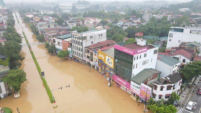 Thành phố Yên Bái chìm trong biển nước, nhiều tuyến phố ngập sâu đến 4 mét - 3