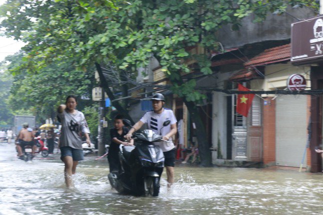 Thành phố Yên Bái chìm trong biển nước, nhiều tuyến phố ngập sâu đến 4 mét - 10