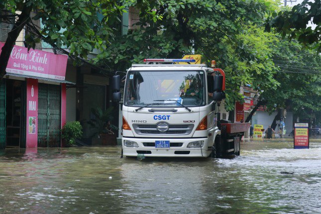 Có mặt tại khu vực phường Yên Ninh, Hồng Hà, Nguyễn Thái Học, PV Tiền Phong ghi nhận việc di chuyển của người dân gặp nhiều khó khăn do nước ngập. Nhiều phương tiện bị chết máy khi cố gắng đi qua các điểm ngập úng.