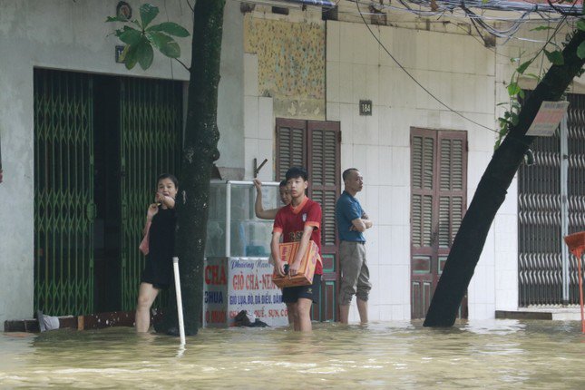 Nhiều hộ gia đình chủ động tích trữ lương thực, đồ dùng cá nhân, thức ăn để phòng ngừa ngập úng kéo dài.