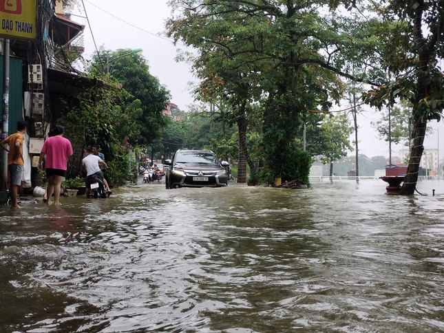 Ngập úng khiến giao thông bị tắc nghẽn tại các tuyến đường: Thanh Niên, Nguyễn Thái Học, Đường qua khu vực Chợ, Ga Yên Bái, đường Trần Hưng Đạo thuộc phường Hồng Hà cùng nhiều tuyến đường khác tại phường Nguyễn Thái Học, xã Tuy Lộc, Giới Phiên…