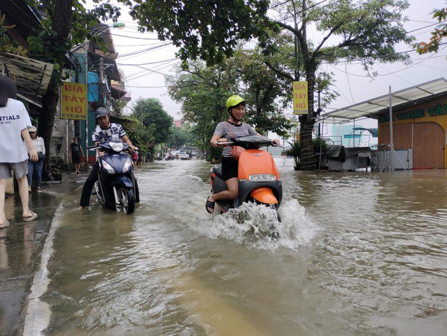 Theo báo cáo của Ban Chỉ huy phòng chống thiên tai và tìm kiếm cứu nạn tỉnh Yên Bái, không chỉ thành phố Yên Bái, trên địa bàn toàn tỉnh, nhiều tuyến đường giao thông trục chính đi các huyện bị chia cắt do ngập úng, sạt lở taluy, cây đổ.