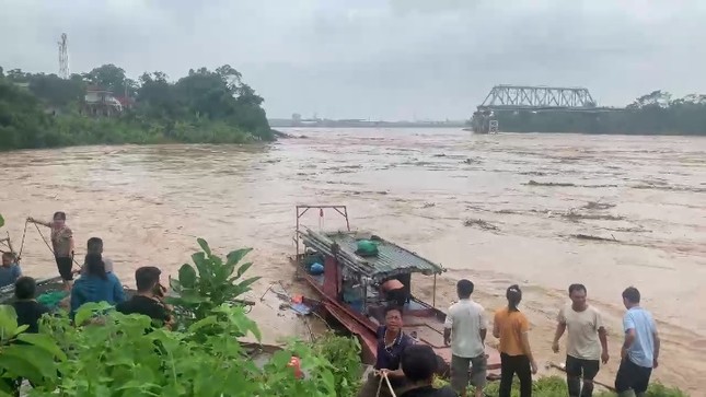 Trả lời báo VietNamNet, anh Triệu Ngọc Thư (nhân chứng) cho biết: "Khoảng 10h sáng nay, tôi có việc đi qua cầu Phong Châu. Lúc đến gần cầu, trước xe tôi có khoảng 3 ô tô nữa. Lúc này, cầu rung lắc và gãy đổ xuống sông. Sự việc diễn ra rất nhanh, chỉ trong khoảng 1 phút cầu đã sập xuống và nước sông cuốn trôi đi".