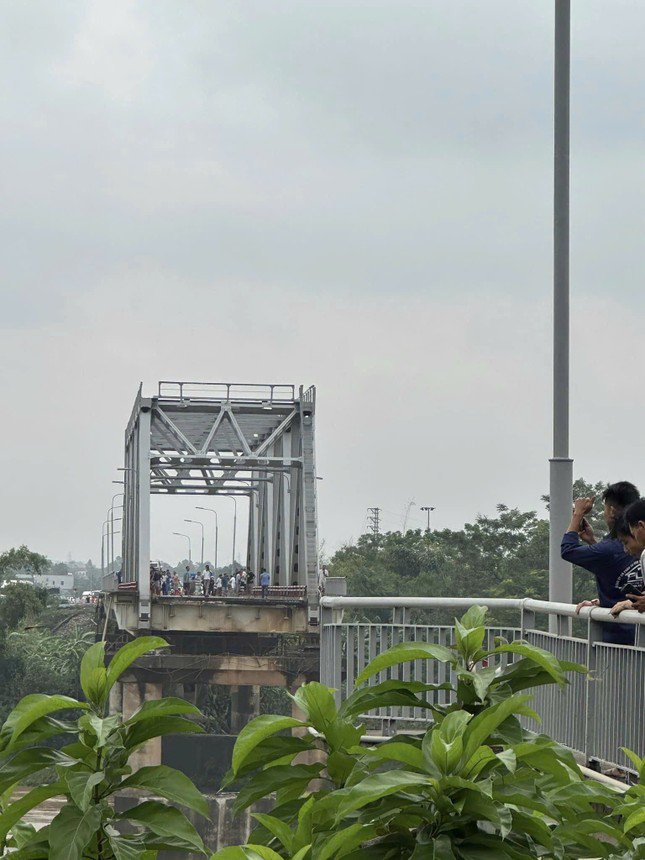 Năm 2013, cầu Phong Châu được sửa chữa. Đến tháng 9/2019, Phú Thọ ra lệnh cấm các phương tiện có trọng tải từ 18 tấn trở lên qua cầu này.