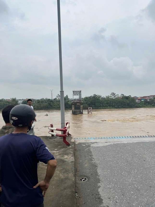 Cầu Phong Châu bắc qua sông Hồng trên quốc lộ 32C, nối liền hai huyện Lâm Thao và Tam Nông (Phú Thọ). Cầu được xây dựng với kết cấu dàn thép, có chiều dài gần 380m. Công trình được khánh thành vào ngày 28/7/1995.