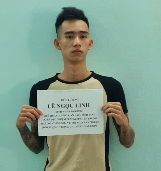 Lê Ngọc Linh - một trong những nghi phạm bị bắt trong đường dây mua bán thiếu nữ làm tiếp viên quán karaoke. Ảnh: Bộ đội biên phòng cung cấp