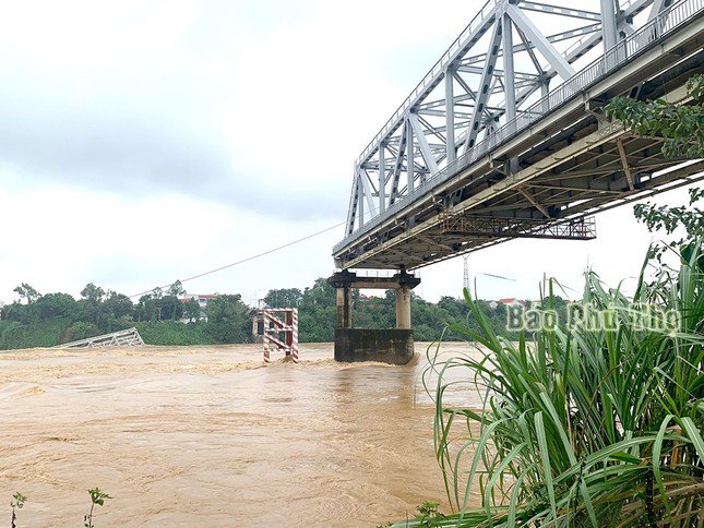 Sập nhịp cầu Phong Châu qua sông Thao trên địa bàn tỉnh Phú Thọ.