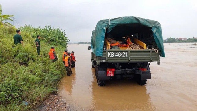 Lực lượng Quân đội tổ chức cứu hộ, cứu nạn vụ sập nhịp cầu Phong Châu.