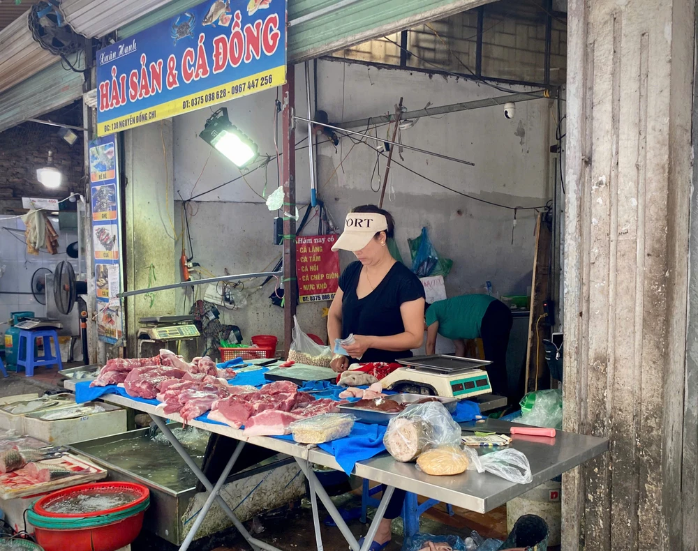 Giá thịt lợn ổn định do có nguồn cung, tuy nhiên, mặt hàng thủy hải sản lại có giá tăng nhẹ sau bão số 3. Ảnh: MINH TRÚC