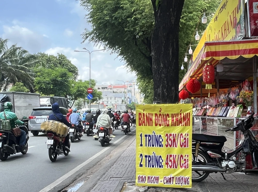 Một điểm bán thông báo giá bán khuyến mãi. Ảnh: TÚ UYÊN