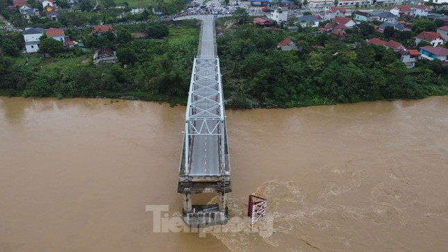 Sập nhịp cầu Phong Châu qua sông Thao trên địa bàn tỉnh Phú Thọ - Ảnh: Hoàng Mạnh Thắng