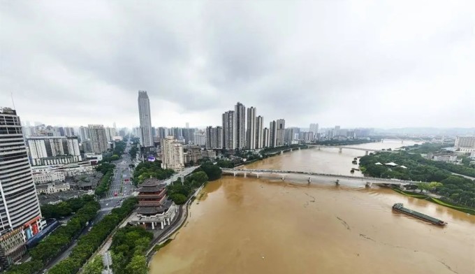 Một phần của quảng trường Dân Sinh (trái) tại Nam Ninh bị nước sông Ung nuốt chửng sáng 9/9. Ảnh: Gxnews