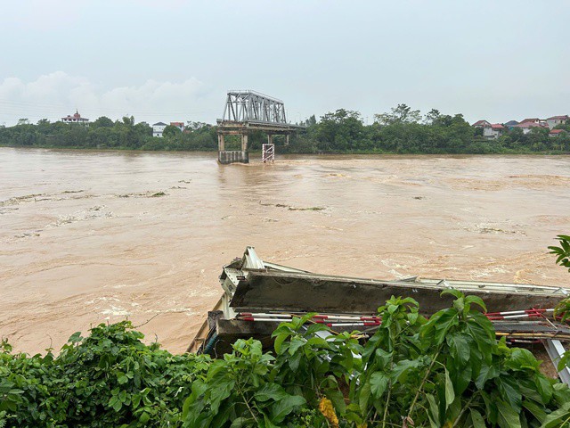 Vụ sập cầu Phong Châu: Nam thanh niên chèo thuyền ra dòng nước chảy xiết cứu người - 2