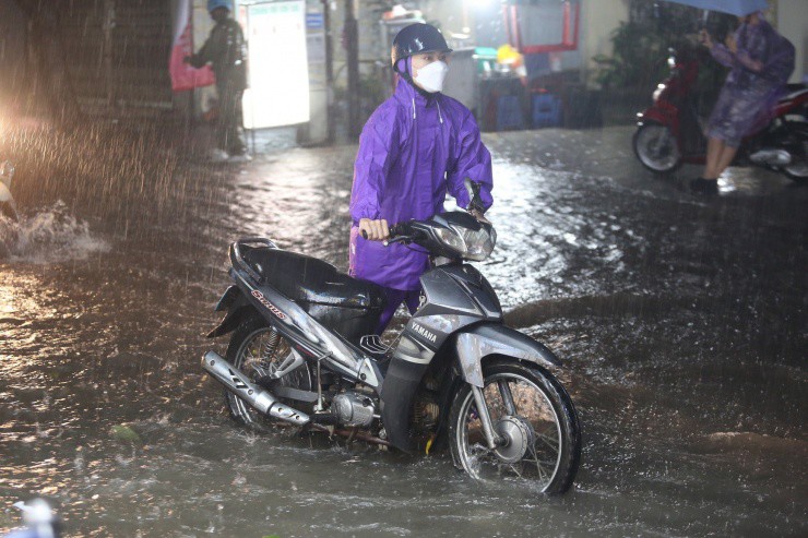 Mưa trắng trời sau bão số 3, đường phố Thủ đô nhanh chóng 'thành sông', xe máy đồng loạt chết máy - 22