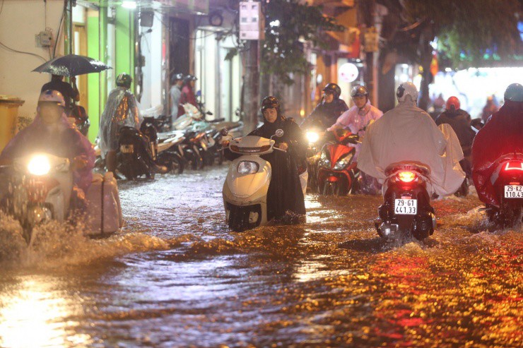 Mưa trắng trời sau bão số 3, đường phố Thủ đô nhanh chóng 'thành sông', xe máy đồng loạt chết máy - 31