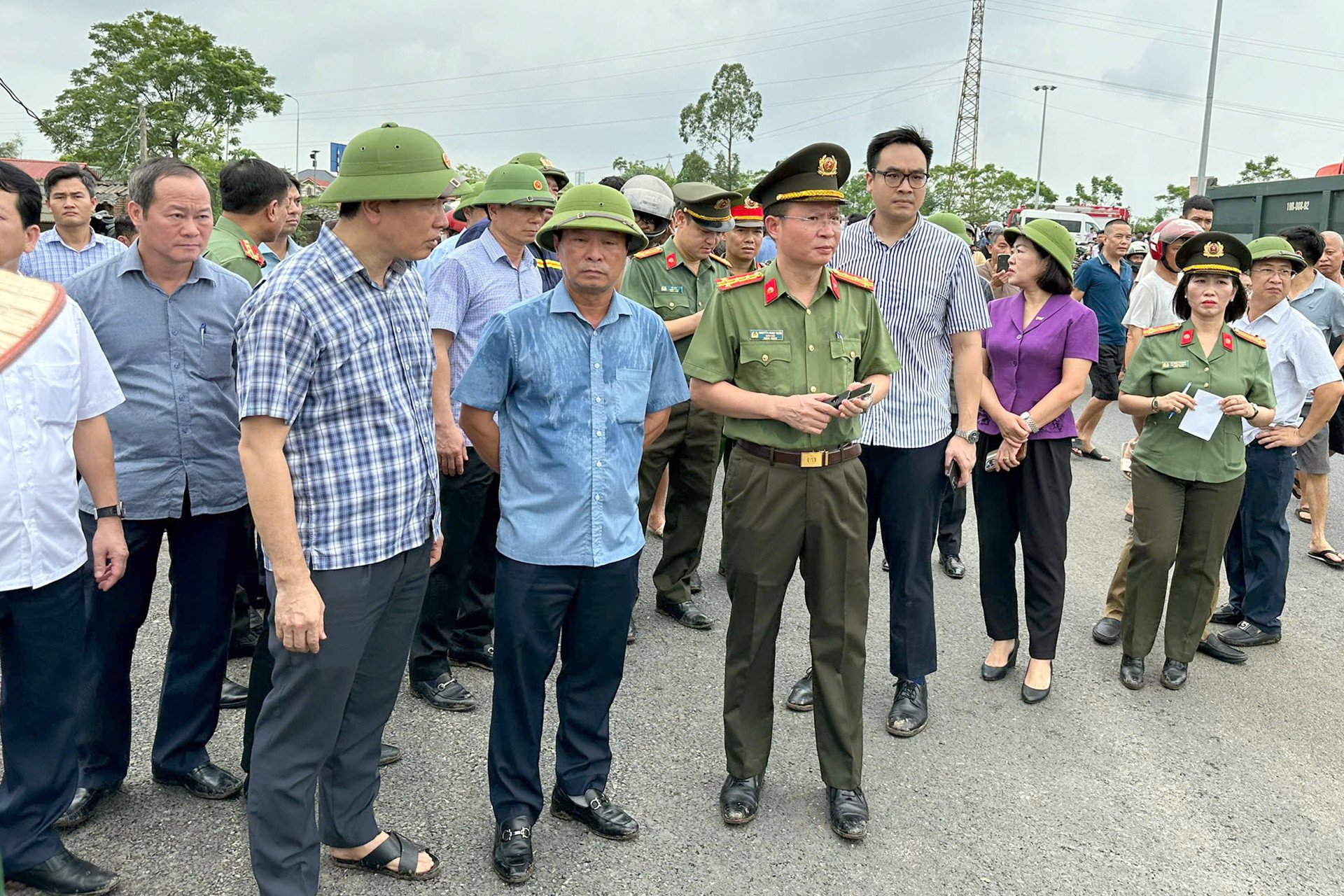 Sập cầu Phong Châu ở Phú Thọ: 5 ô tô rơi xuống sông, 10 người còn mất tích - 4