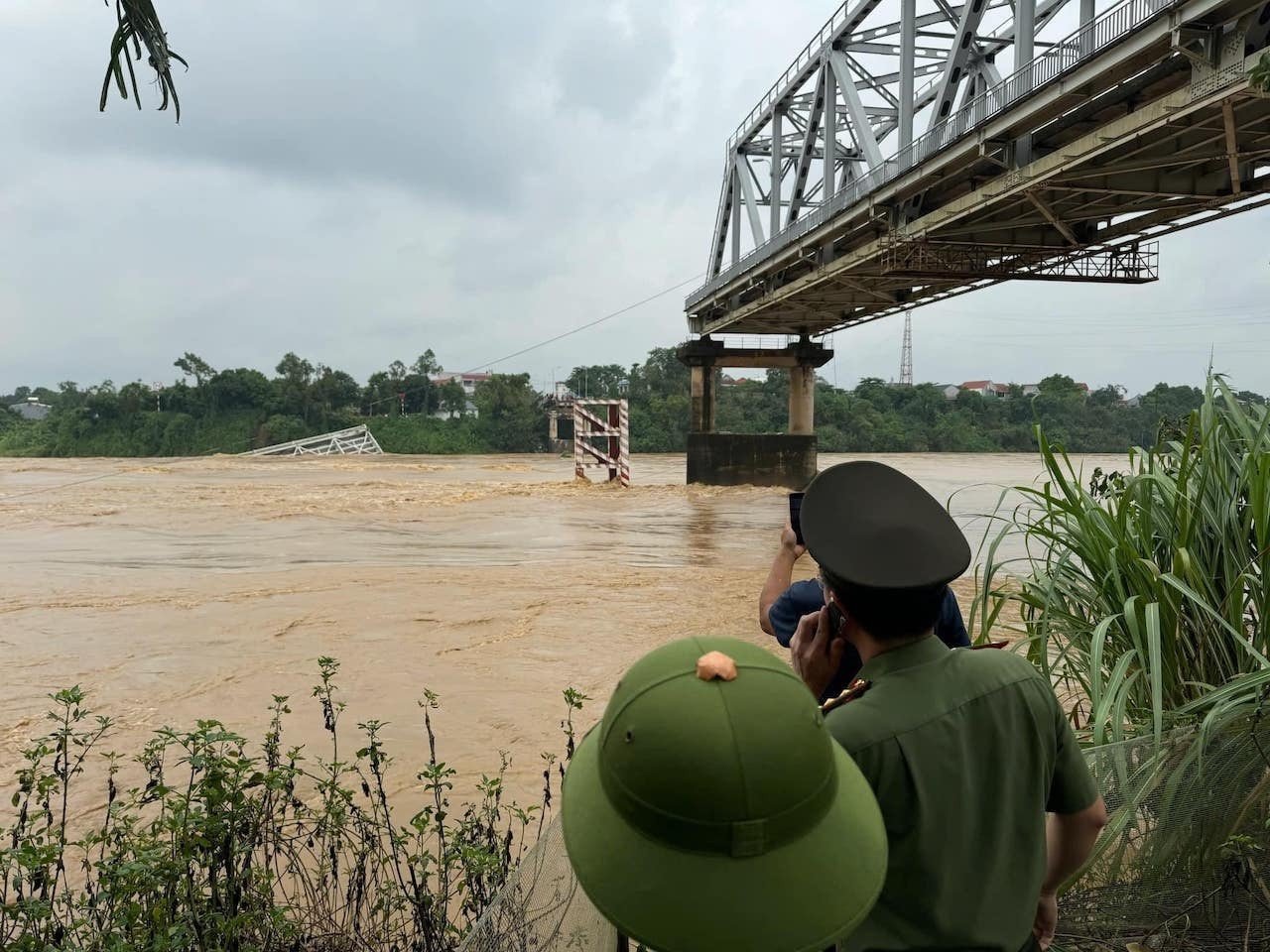 Sập cầu Phong Châu ở Phú Thọ: 5 ô tô rơi xuống sông, 10 người còn mất tích - 6