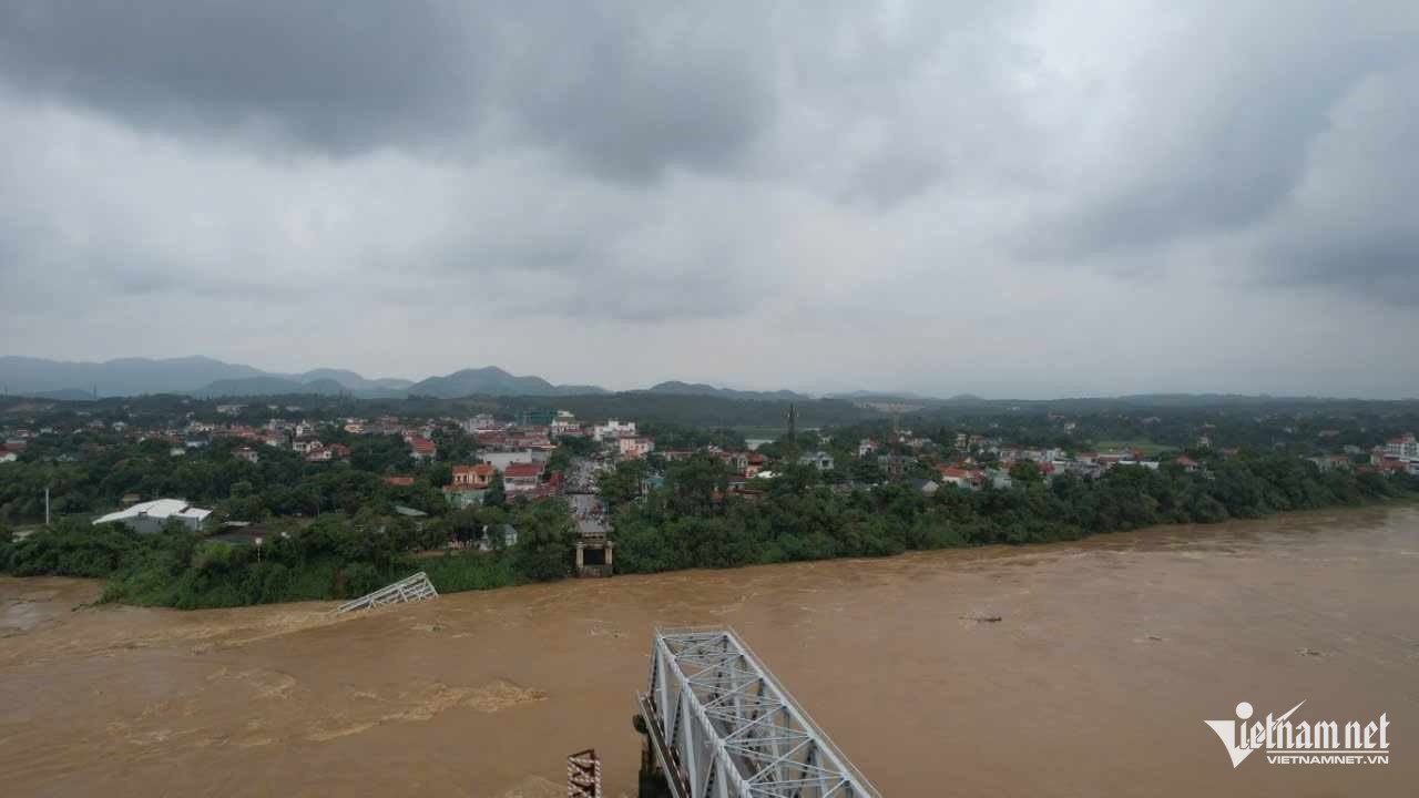 Sập cầu Phong Châu ở Phú Thọ: 5 ô tô rơi xuống sông, 10 người còn mất tích - 2