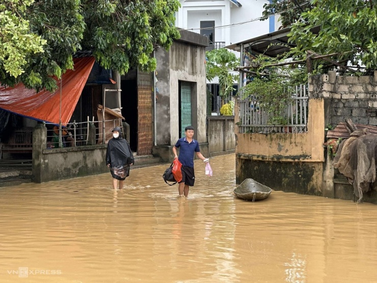 Từ 3h ngày 8/9, nước sông Bùi dâng liên tục, bắt đầu tràn vào đường chính chạy dọc làng Bùi Xá. Thị trấn Xuân Mai huy động hơn 30 dân quân tự vệ, tổ dân phố hỗ trợ 120 hộ dân với 500 nhân khẩu thôn Bùi Xá di chuyển đồ đạc lên cao.