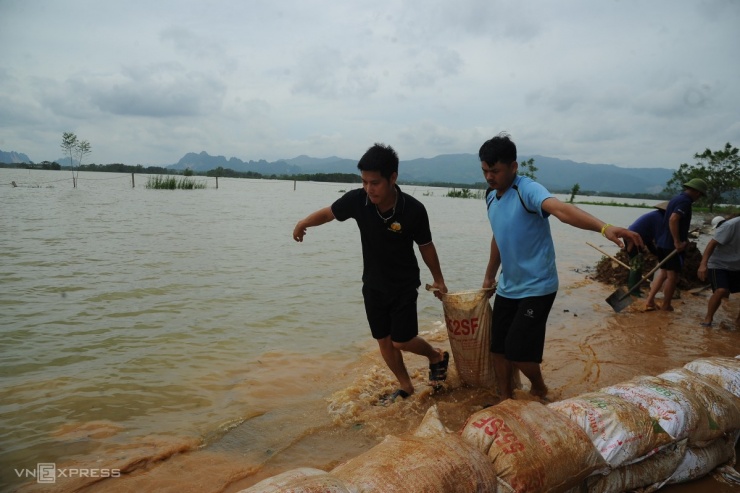 Xã Nam Phương Tiến đã huy động hàng chục người dân, thanh niên tình nguyện đắp đê Bùi 2. UBND huyện Chương Mỹ cho biết đã tập kết 6 xuồng máy, hai máy đẩy, bốn bè cứu sinh, 100.000 bao tải, hơn 16.000 m3 đất sẵn sàng hộ đê, cứu trợ người dân khi có yêu cầu.