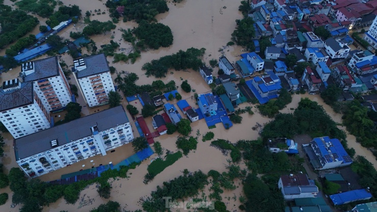 Xuyên đêm cứu hộ người dân ở vùng lũ lụt Thái Nguyên - 1