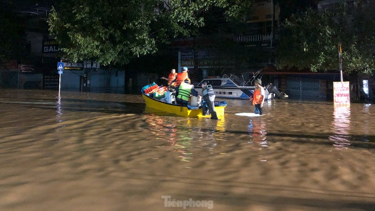 Xuyên đêm cứu hộ người dân ở vùng lũ lụt Thái Nguyên - 4