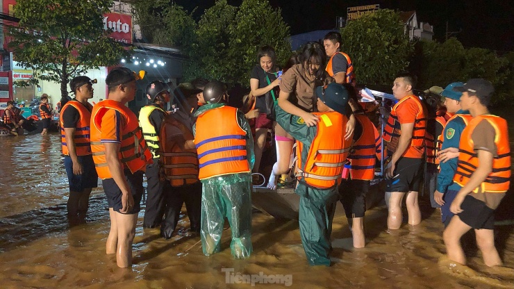 Xuyên đêm cứu hộ người dân ở vùng lũ lụt Thái Nguyên - 11