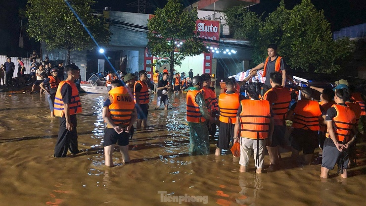 Xuyên đêm cứu hộ người dân ở vùng lũ lụt Thái Nguyên - 9