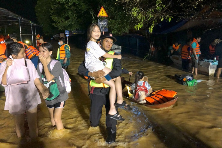 Xuyên đêm cứu hộ người dân ở vùng lũ lụt Thái Nguyên - 15