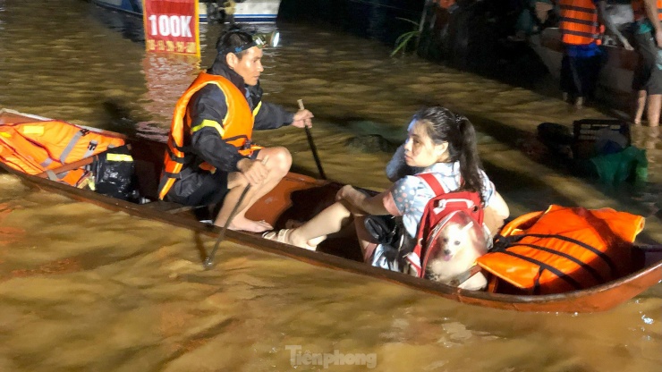 Xuyên đêm cứu hộ người dân ở vùng lũ lụt Thái Nguyên - 14