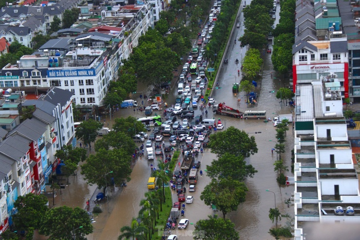 Đợt mưa lớn do ảnh hưởng của bão số 3 khiến nhiều tuyến đường ở Đại lộ Thăng Long ngập sâu. Tới thời điểm hiện tại, dù mưa lớn đã ngớt dần, nhưng khu vực km số 8 (gần Thiên đường Bảo Sơn) tại đường gom Đại lộ Thăng Long vẫn ngập nặng.