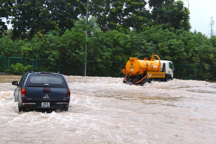 Ghi nhận tại khu vực đầu đường Hoàng Tùng thuộc cổng chào Thiên đường Bảo Sơn, mực nước ngập đến nửa thân ô tô.