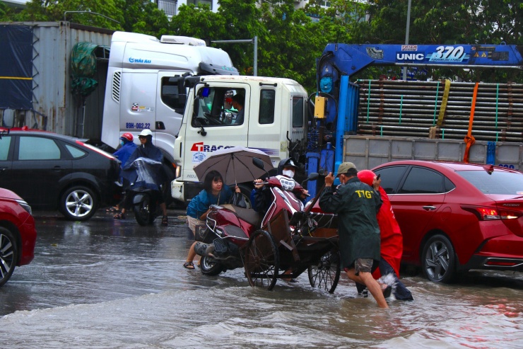 Nhiều ôtô, xe máy chết máy, không thể di chuyển giữa 