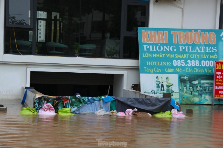 Đại lộ Thăng Long ngập sâu, nhiều tuyến đường vào nội đô ùn tắc - 11