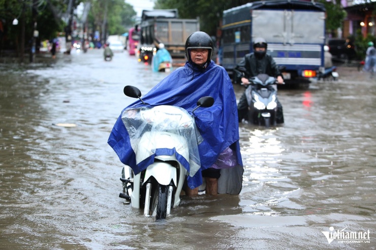 Hà Nội mưa cả đêm, đường phố ngập sâu đến nửa mét - 2