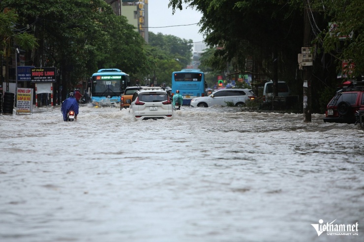 Hà Nội mưa cả đêm, đường phố ngập sâu đến nửa mét - 9