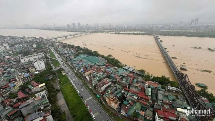 Nước lũ trên sông Hồng đang lên nhanh. Ảnh: Tiến Dũng