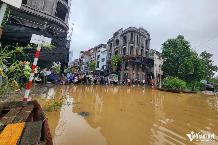 Nước sông Hồng mấp mé đường Chương Dương Độ, người dân khẩn trương di dời - 1